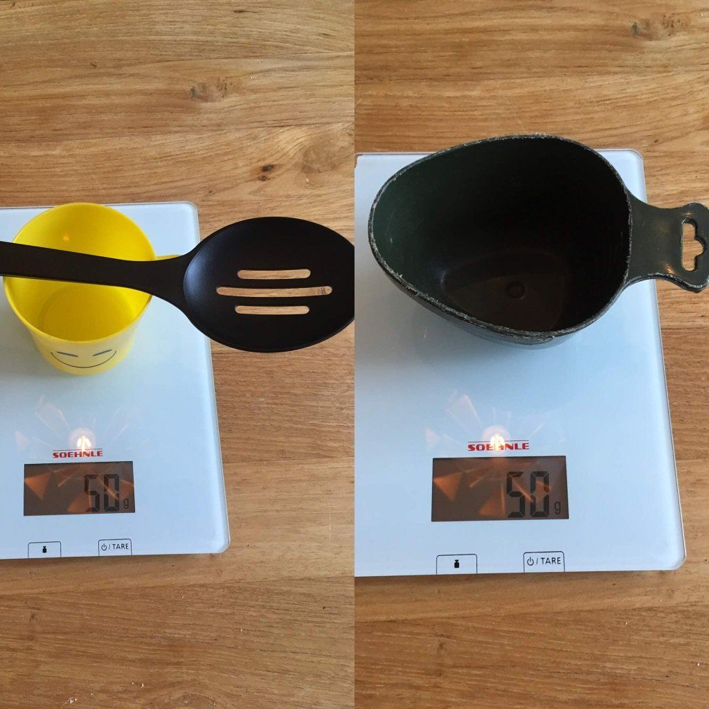 2 foto's van weegschaal van 50 gram, links met gele mok en lepel, rechts met zwaardere beker