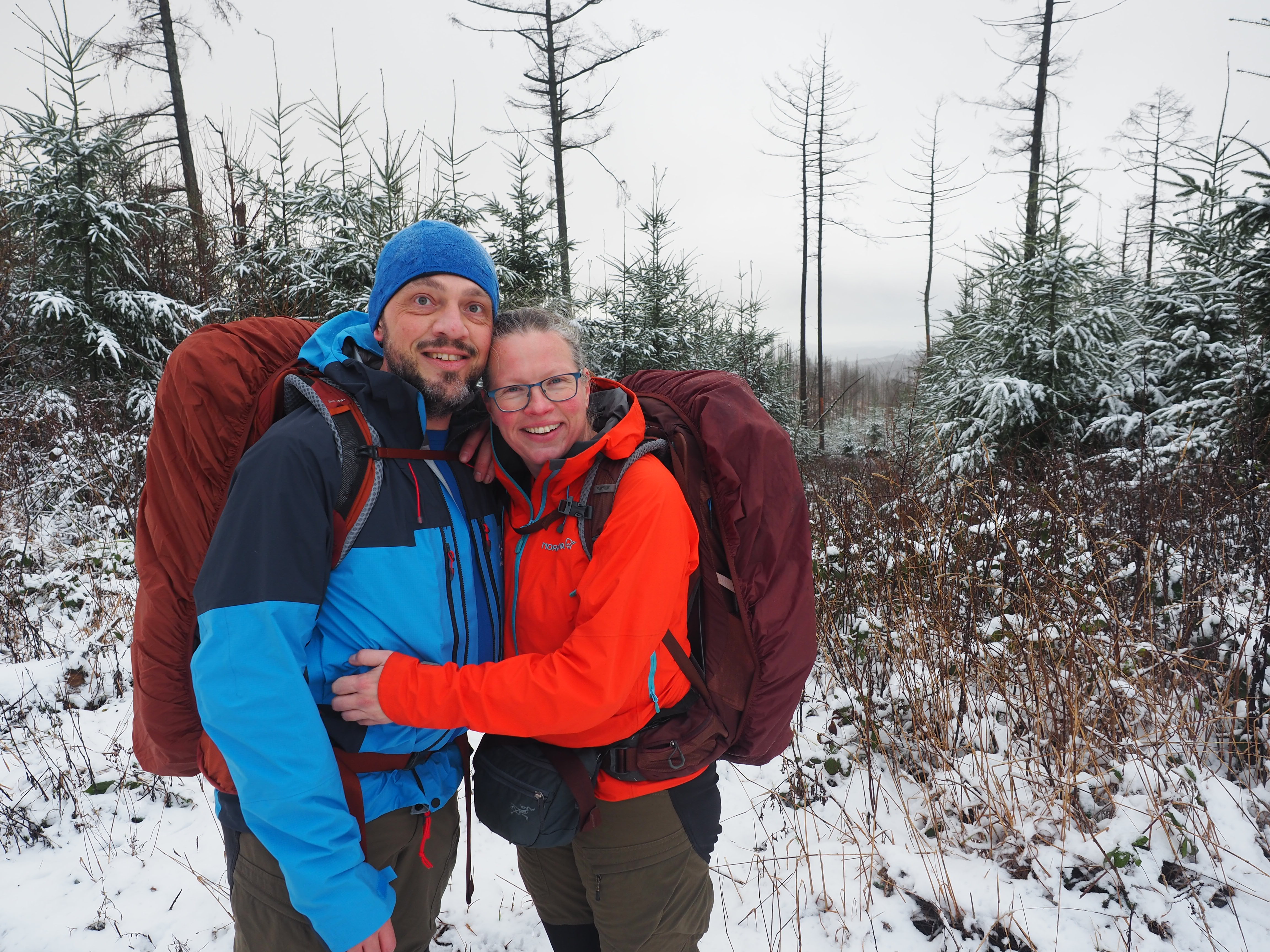 foto van mark en jolanda in de sneeuw met een rugzak op.