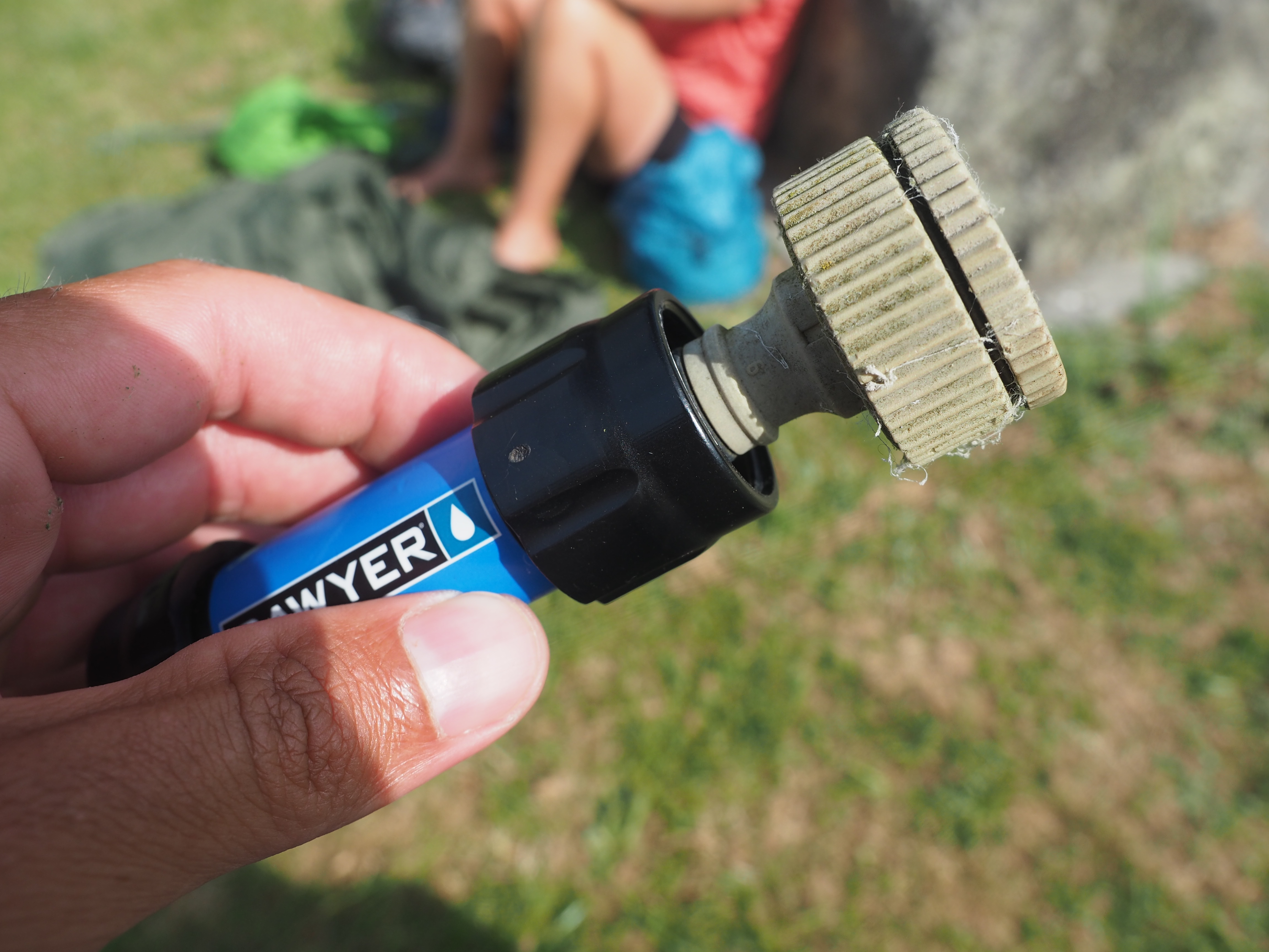 waterfilter met daarin een tuinkraankoppeling geduwd