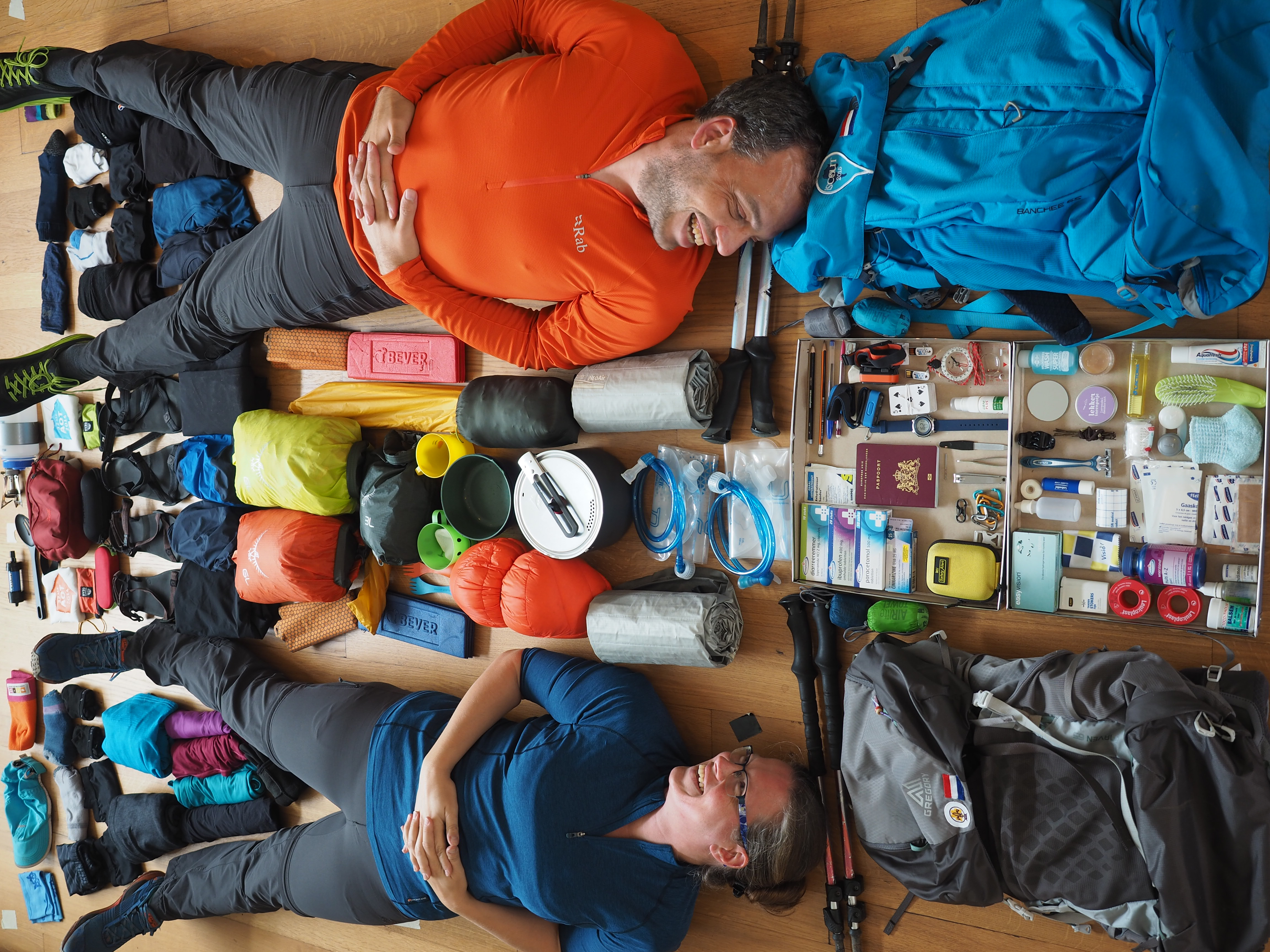 mark en jolanda met om hen heen alle spullen voor in de rugzak voor de reis naar nieuw zeeland