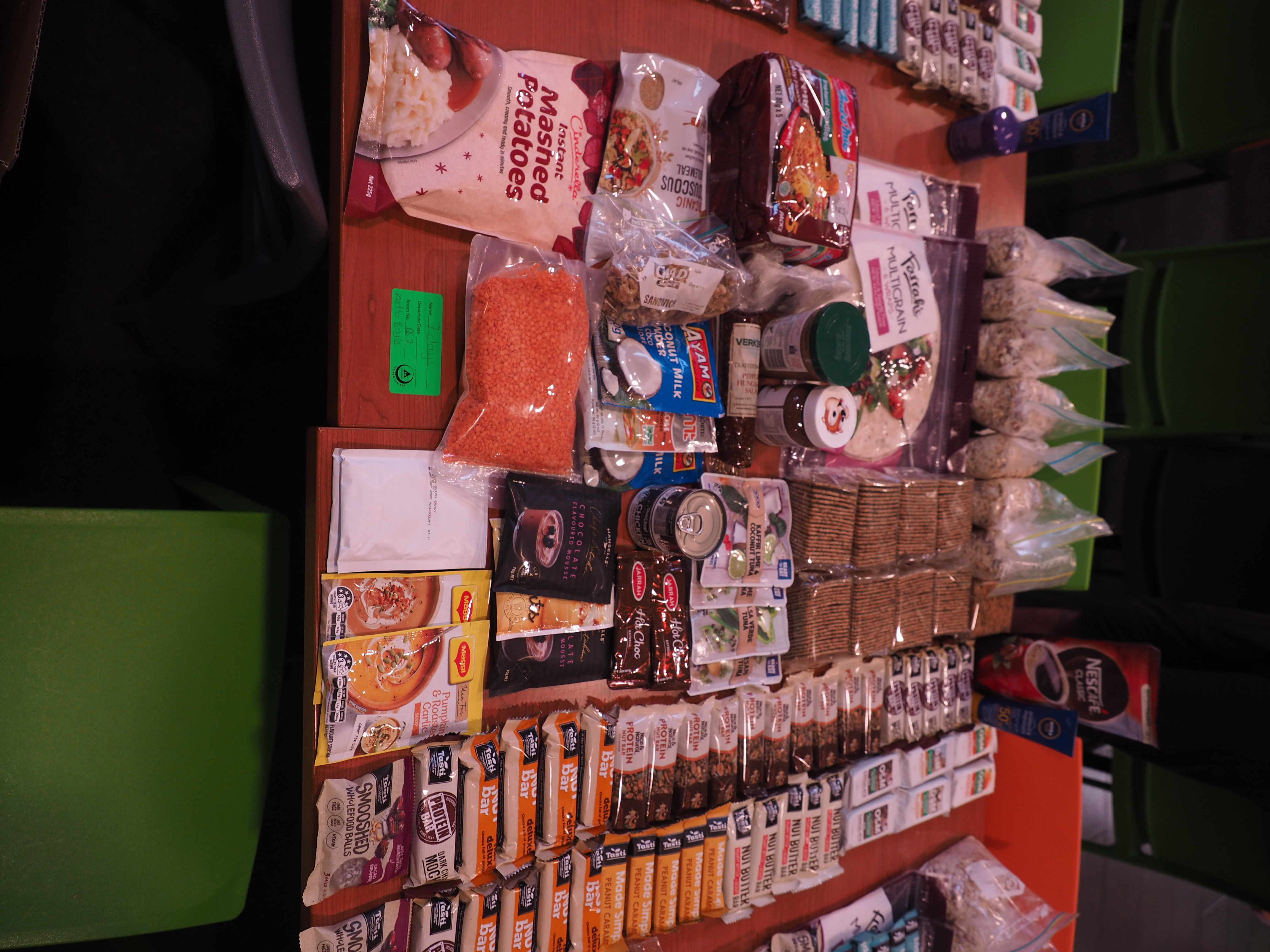 een week aan eten voor in de rugzak op tafel